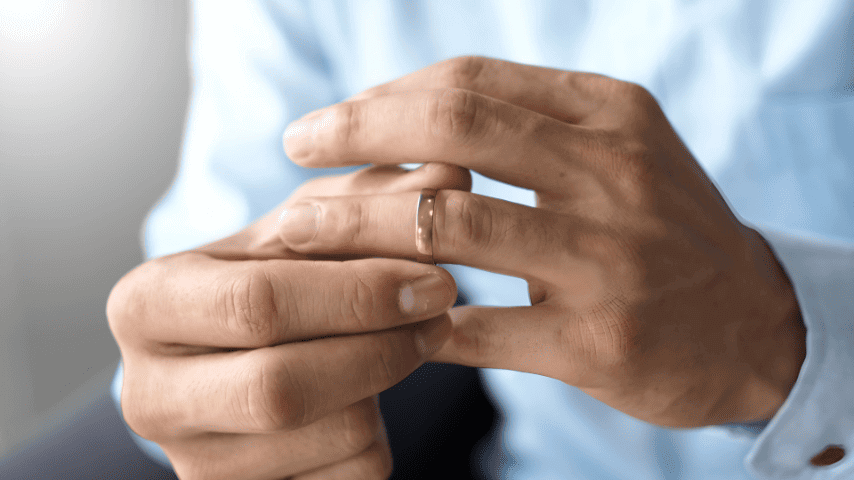 Man Hate Wearing his Wedding Ring